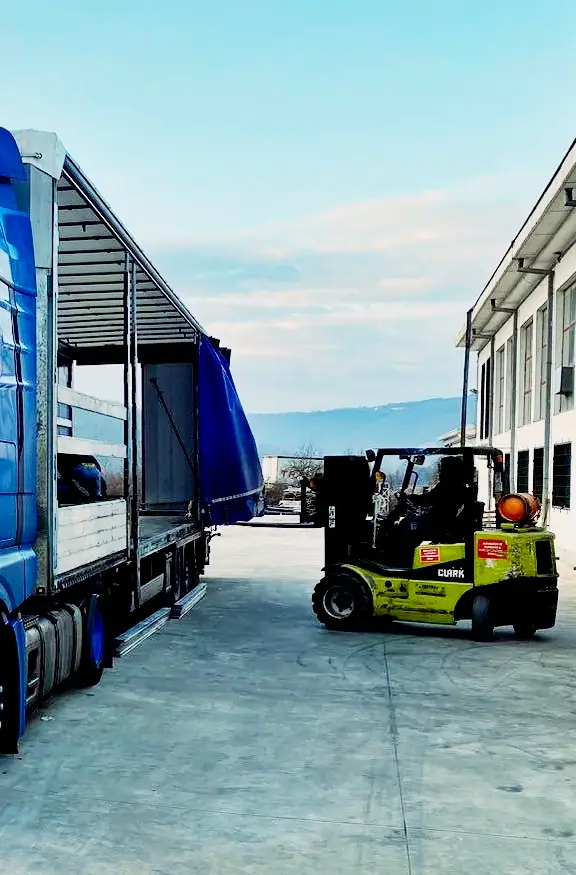viljuškar vrši utovar Vision Logistics kamiona